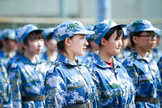 ����115�ڡ������ƣ��þ�ͷ��¼��ѵ��Ů��